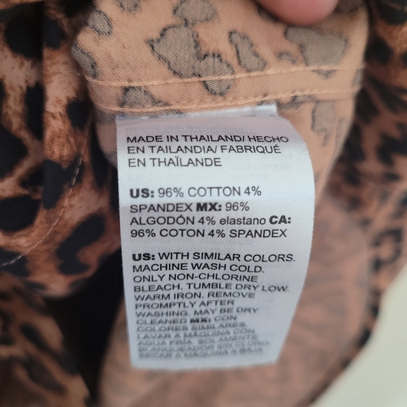 Chico's No Iron Chic Stretch Leopard Print Button Down Shirt Size 2.4 or 14 - Picture 6 of 7